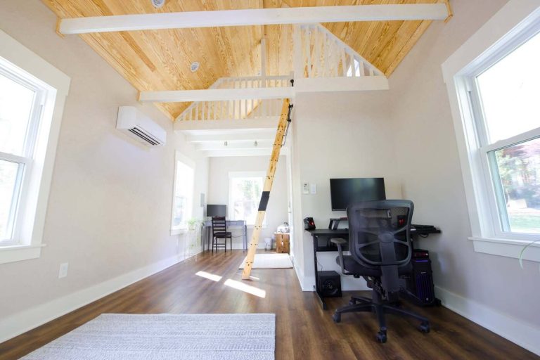 Office Shed Interior Photo